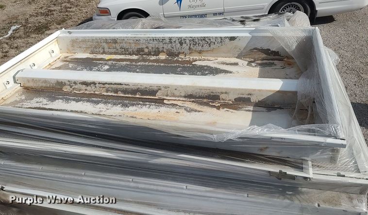 image for item DQ0439 Approximately 25 fluorescent light fixtures