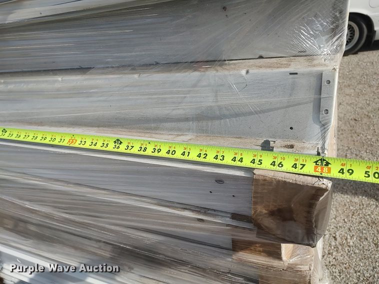 image for item DQ0439 Approximately 25 fluorescent light fixtures