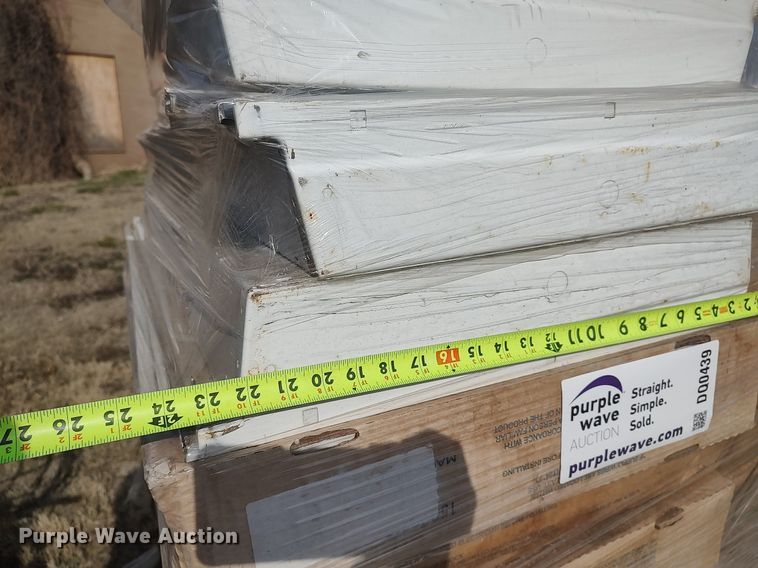 image for item DQ0439 Approximately 25 fluorescent light fixtures