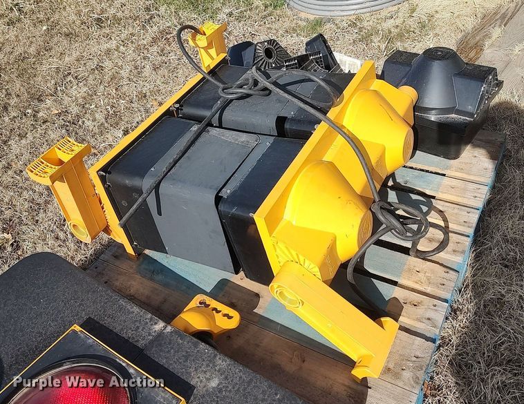 image for item DQ0442 Road safety equipment