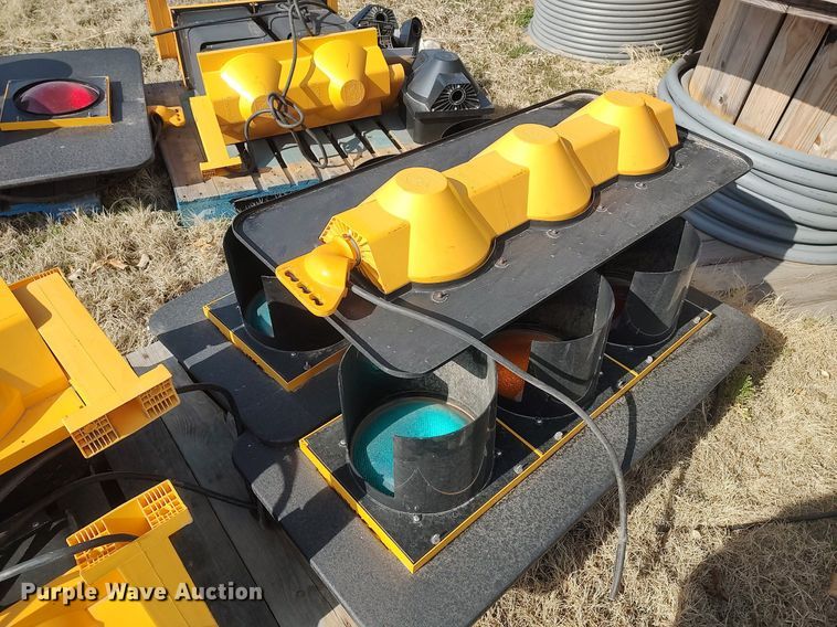 image for item DQ0442 Road safety equipment