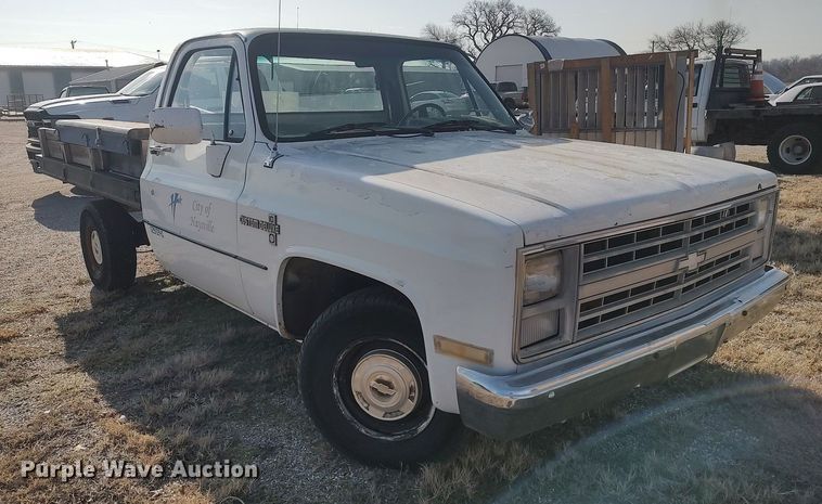 image for item DQ0444 1987 Chevrolet R10  flatbed pickup truck