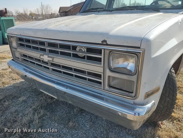 image for item DQ0444 1987 Chevrolet R10  flatbed pickup truck