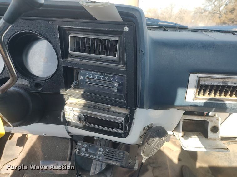 image for item DQ0444 1987 Chevrolet R10  flatbed pickup truck