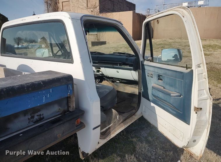 image for item DQ0444 1987 Chevrolet R10  flatbed pickup truck