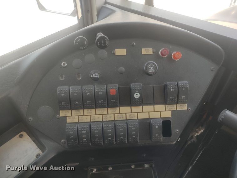 image for item DQ0468 1997 International 3800  school bus