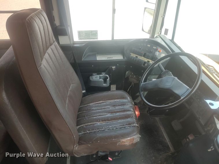 image for item DQ0469 1997 International 3800  school bus