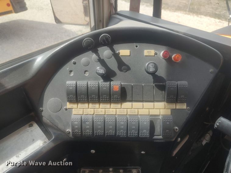 image for item DQ0470 1997 International 3800  school bus