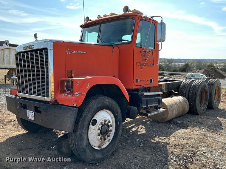 image for item KV9577 1987 GMC General  truck cab and chassis