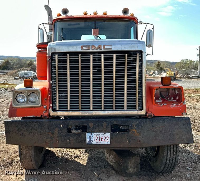 image for item KV9577 1987 GMC General  truck cab and chassis