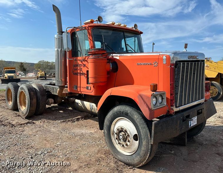 image for item KV9577 1987 GMC General  truck cab and chassis