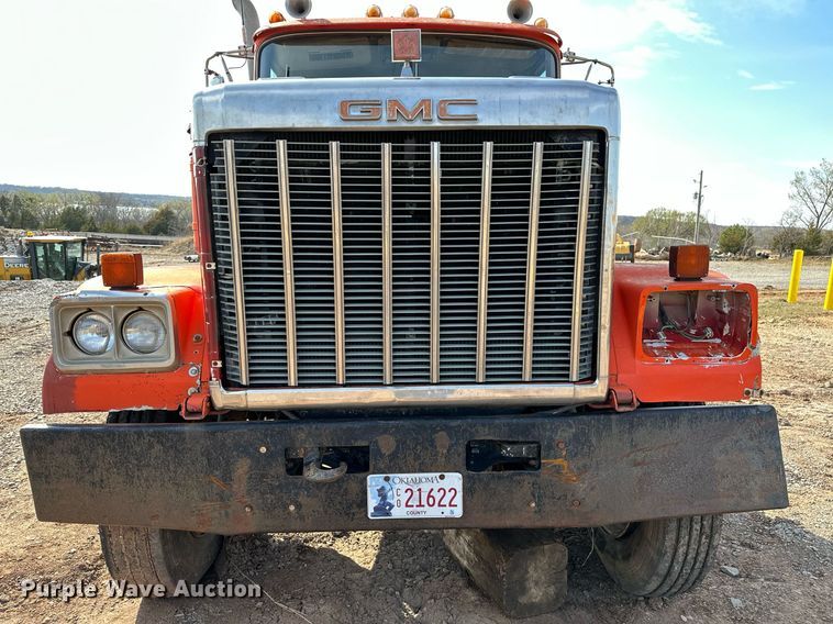 image for item KV9577 1987 GMC General  truck cab and chassis