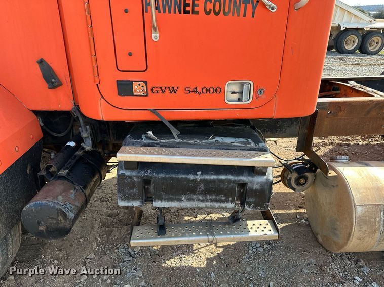 image for item KV9577 1987 GMC General  truck cab and chassis