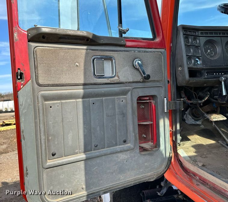 image for item KV9577 1987 GMC General  truck cab and chassis