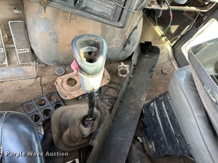 image for item KV9577 1987 GMC General  truck cab and chassis