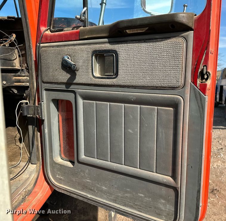 image for item KV9577 1987 GMC General  truck cab and chassis