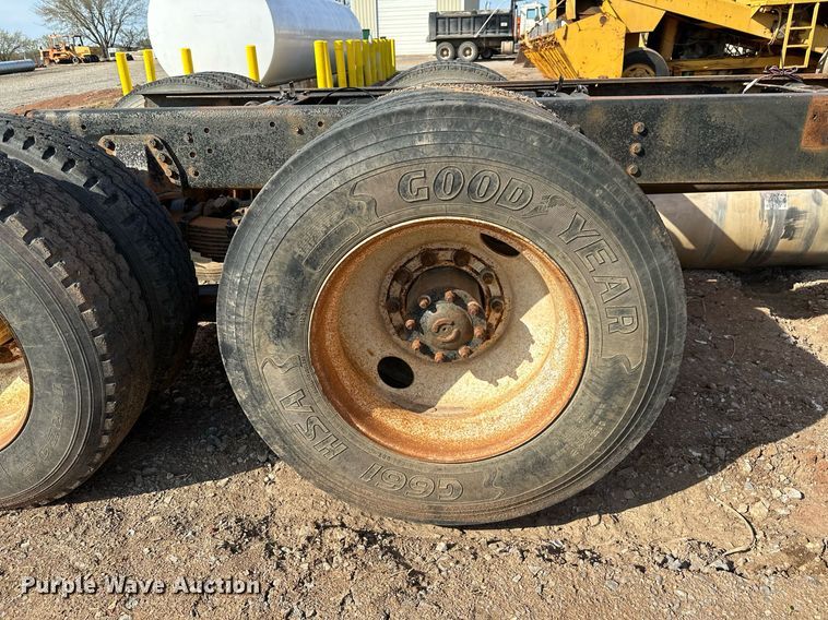 image for item KV9577 1987 GMC General  truck cab and chassis