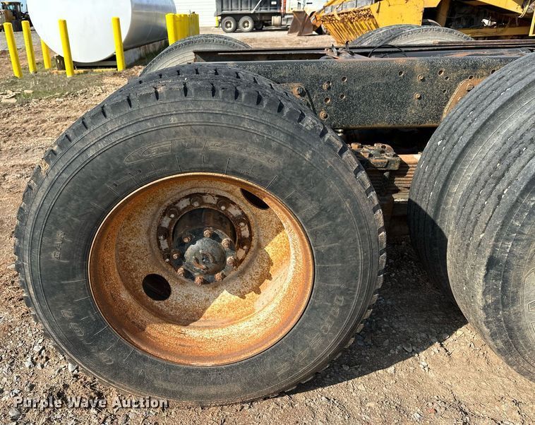 image for item KV9577 1987 GMC General  truck cab and chassis