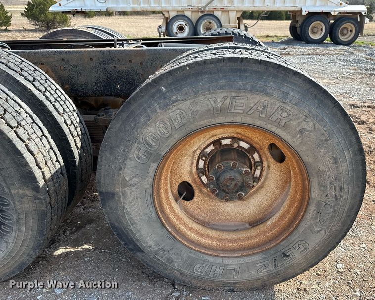 image for item KV9577 1987 GMC General  truck cab and chassis