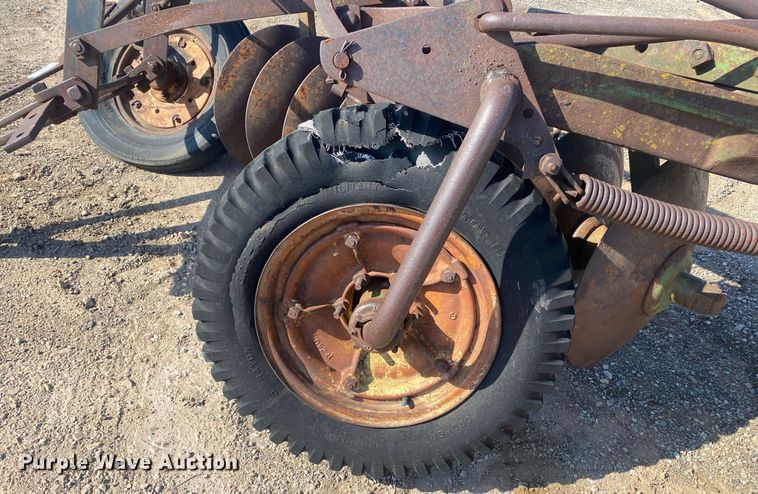 image for item KV9590 John Deere  one-way disk