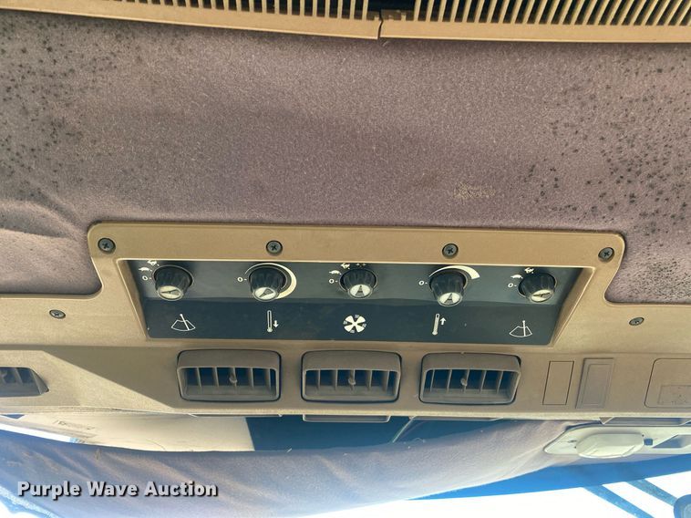 image for item KV9612 1990 John Deere 2755  MFWD tractor