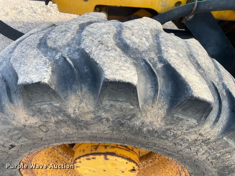 image for item KV9612 1990 John Deere 2755  MFWD tractor