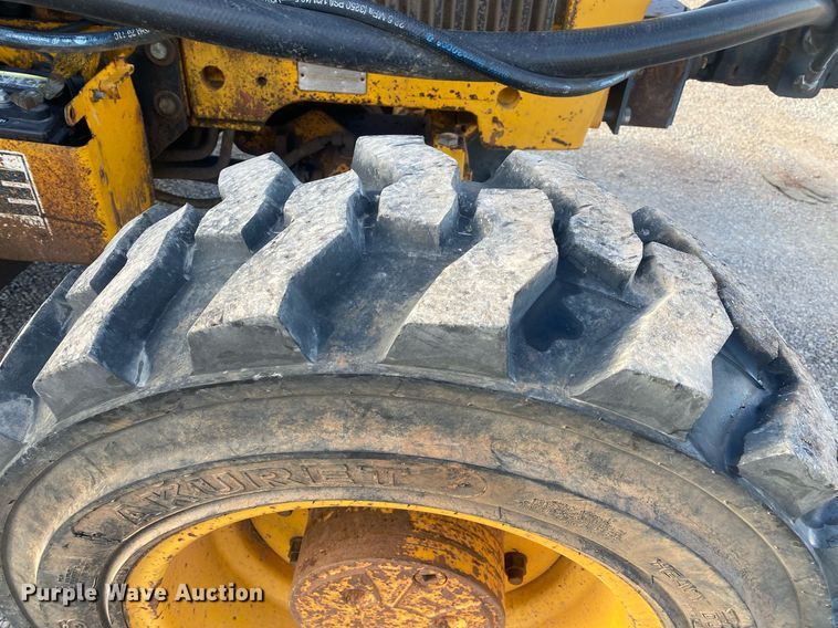 image for item KV9612 1990 John Deere 2755  MFWD tractor