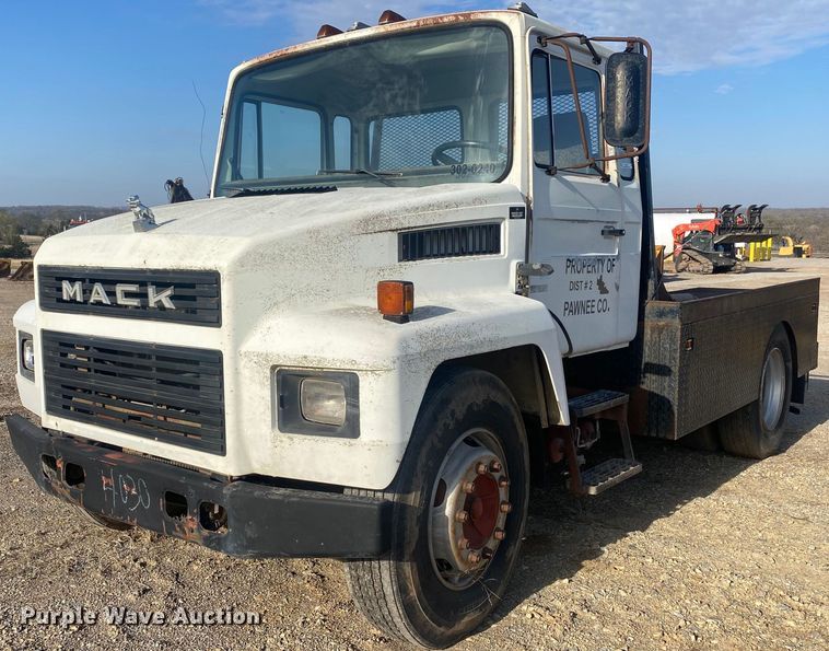 image for item KV9613 1986 Mack CS200P  flatbed truck
