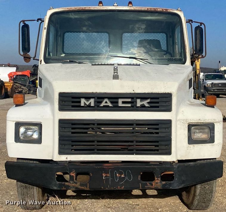 image for item KV9613 1986 Mack CS200P  flatbed truck