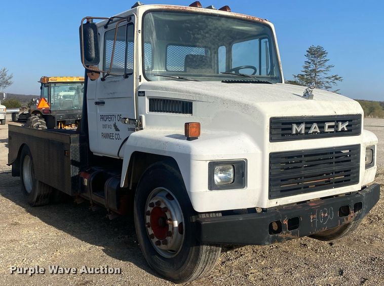 image for item KV9613 1986 Mack CS200P  flatbed truck