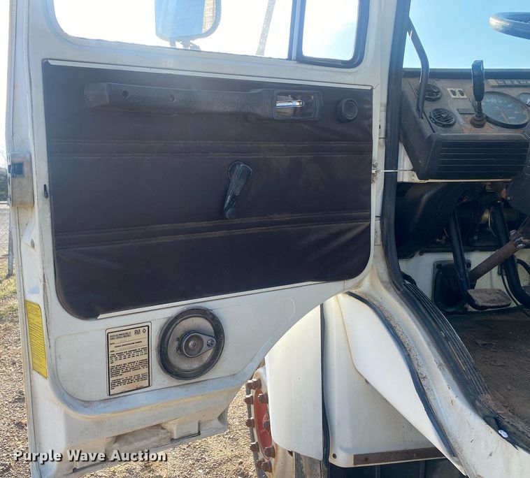 image for item KV9613 1986 Mack CS200P  flatbed truck