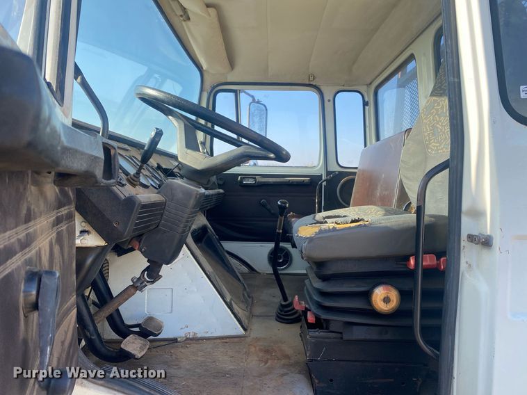 image for item KV9613 1986 Mack CS200P  flatbed truck