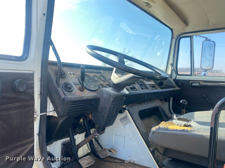 image for item KV9613 1986 Mack CS200P  flatbed truck