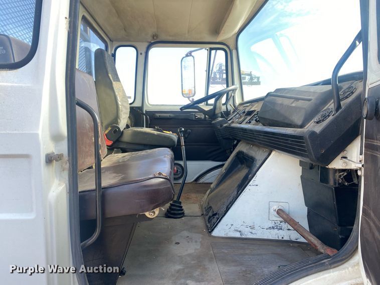 image for item KV9613 1986 Mack CS200P  flatbed truck