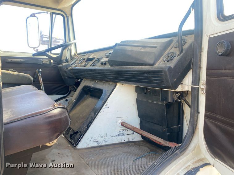 image for item KV9613 1986 Mack CS200P  flatbed truck