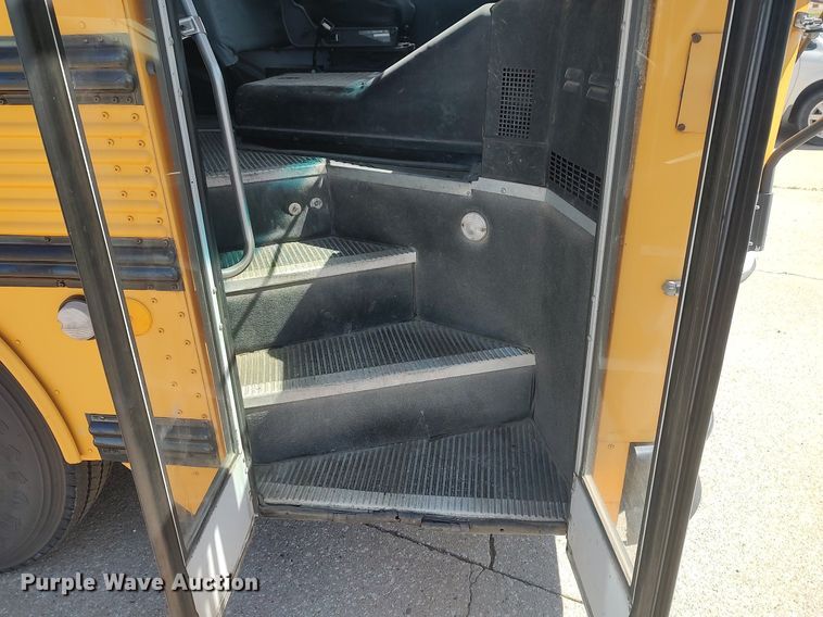 image for item LG9759 2000 Thomas Built Saf-T-Liner  school bus