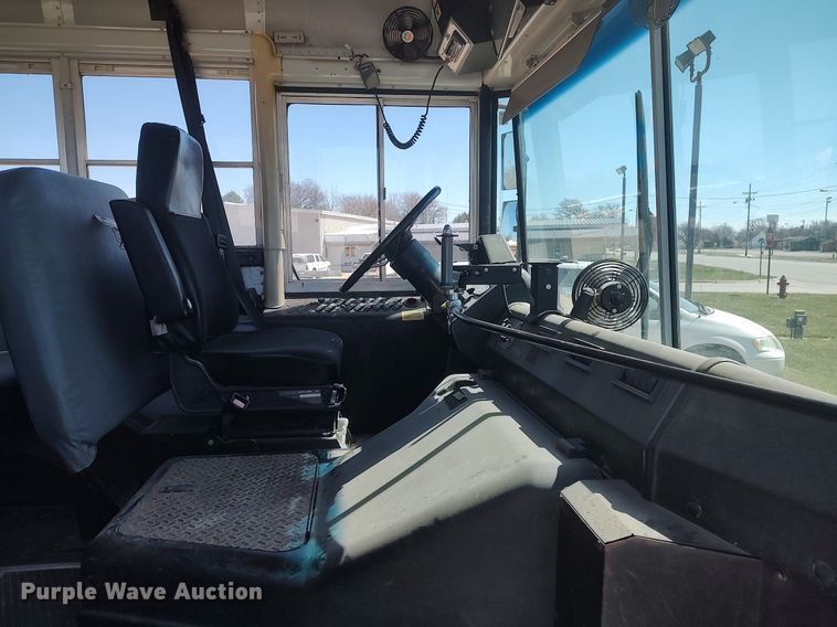 image for item LG9759 2000 Thomas Built Saf-T-Liner  school bus