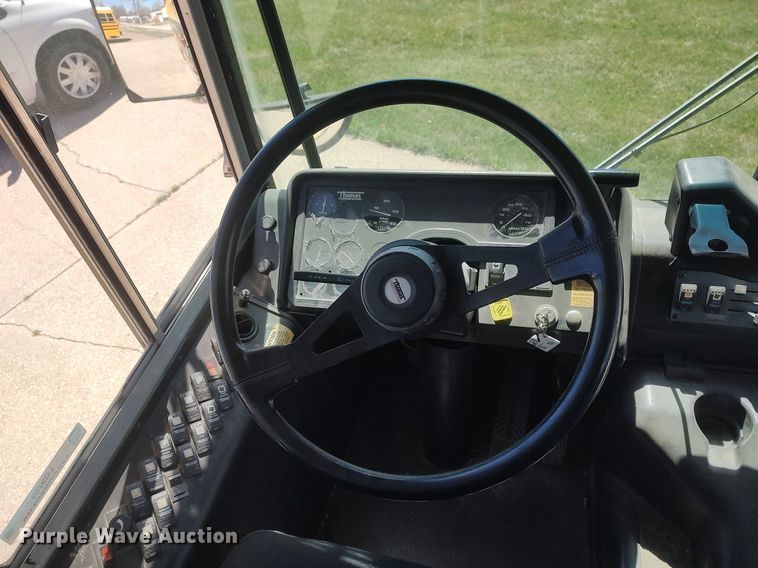 image for item LG9759 2000 Thomas Built Saf-T-Liner  school bus