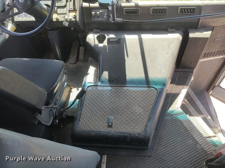 image for item LG9759 2000 Thomas Built Saf-T-Liner  school bus