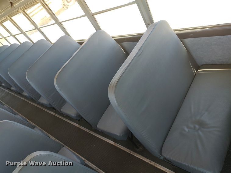 image for item LG9759 2000 Thomas Built Saf-T-Liner  school bus