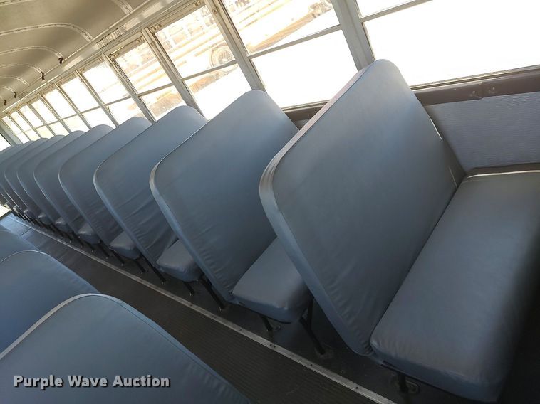 image for item LG9759 2000 Thomas Built Saf-T-Liner  school bus