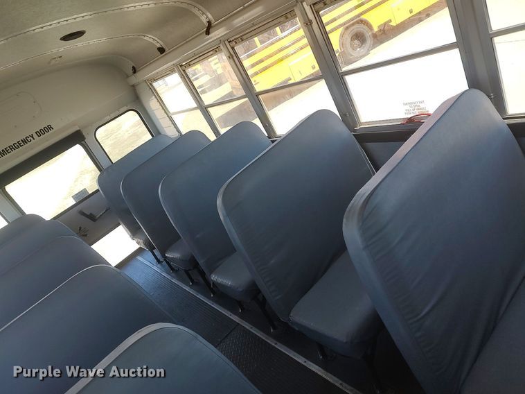 image for item LG9759 2000 Thomas Built Saf-T-Liner  school bus