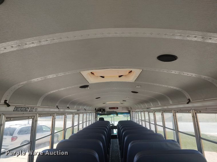 image for item LG9759 2000 Thomas Built Saf-T-Liner  school bus