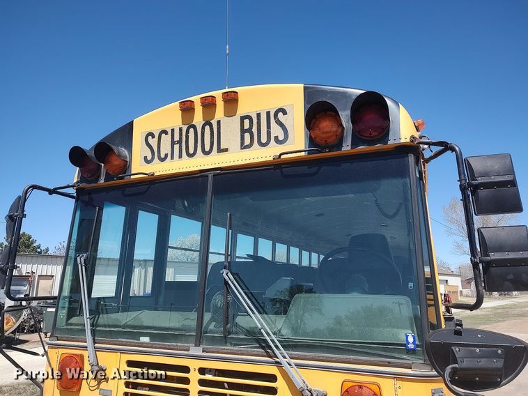 image for item LG9759 2000 Thomas Built Saf-T-Liner  school bus