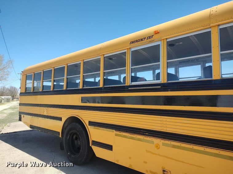 image for item LG9759 2000 Thomas Built Saf-T-Liner  school bus