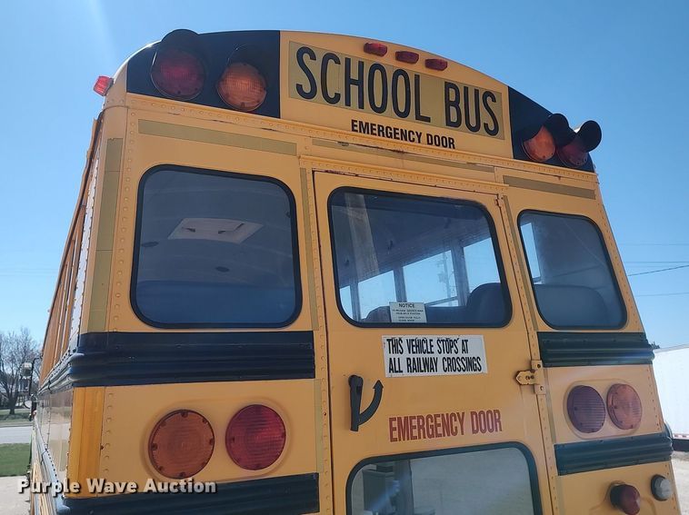 image for item LG9759 2000 Thomas Built Saf-T-Liner  school bus