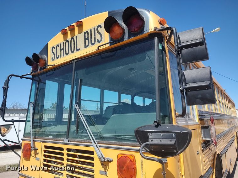 image for item LG9759 2000 Thomas Built Saf-T-Liner  school bus