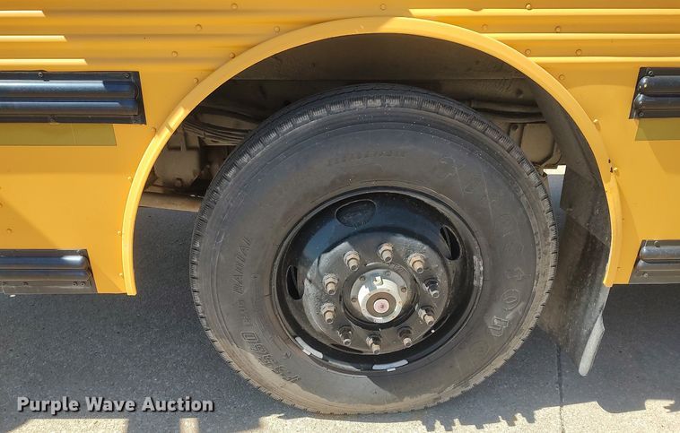 image for item LG9759 2000 Thomas Built Saf-T-Liner  school bus