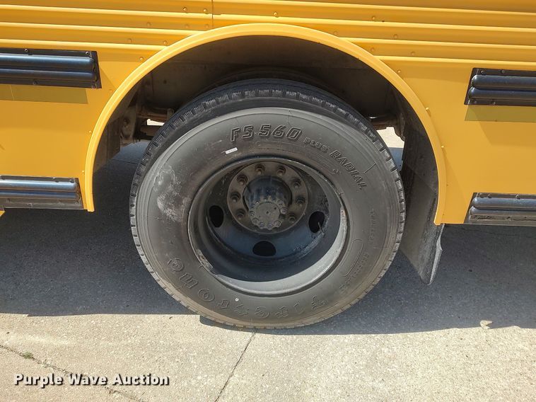 image for item LG9759 2000 Thomas Built Saf-T-Liner  school bus