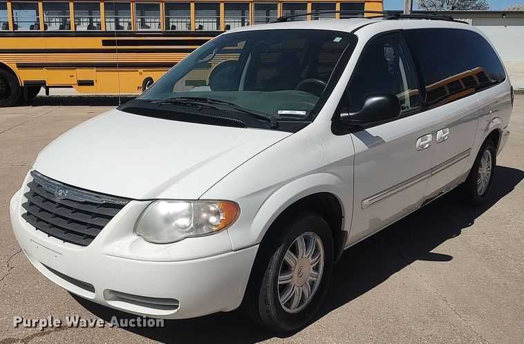 image for item LG9760 2006 Chrysler Town & Country  van